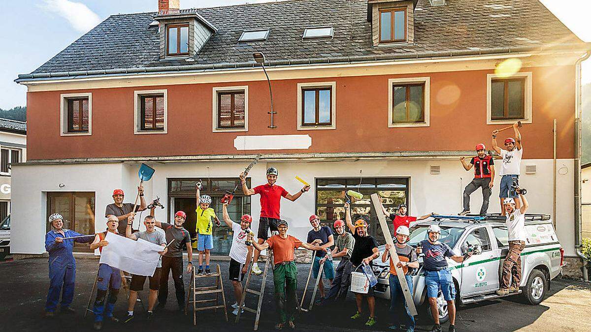 Gute Stimmung auf der Baustelle der Neuberger Bergrettung