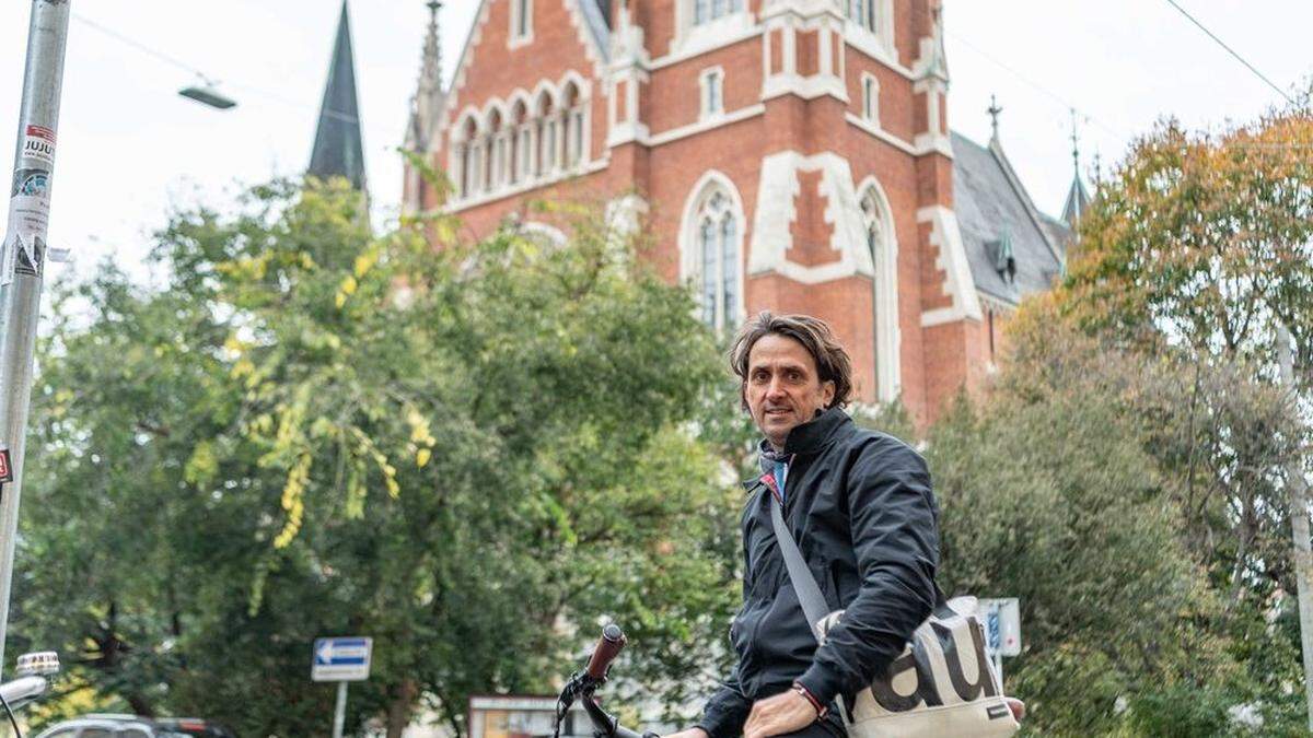 Martin Auer vor der Herz-Jesu-Kirche an der er oft vorbeiradelt