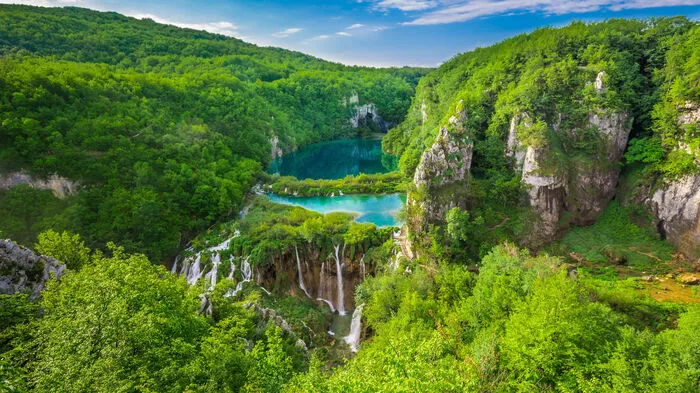 Nationalpark Plitvicer Seen. Aushängeschild sind die kaskadenförmig angeordneten Plitvicer Seen, von denen derzeit 16 an der Oberfläche des Karsts sichtbar sind. Der größte Nationalpark Kroatiens zählt auch zum Weltnaturerbe der Unesco. 