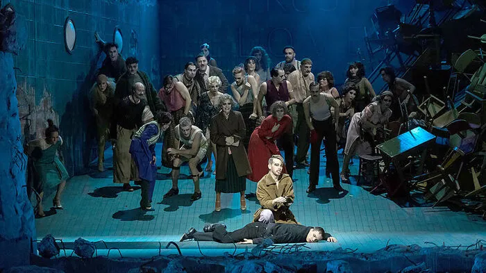 "Cabaret"-Ensemble im Schwimmbecken