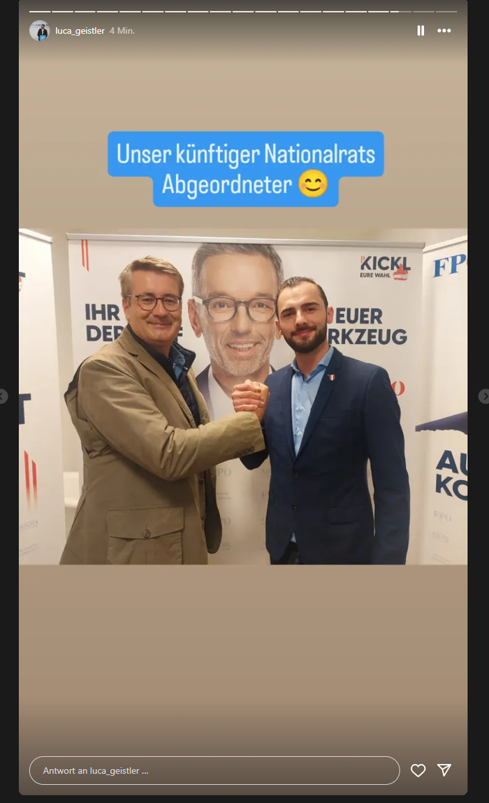 Stolz zeigt sich Luca Geistler gemeinsam mit Christian Schandor im FPÖ-Büro in Graz