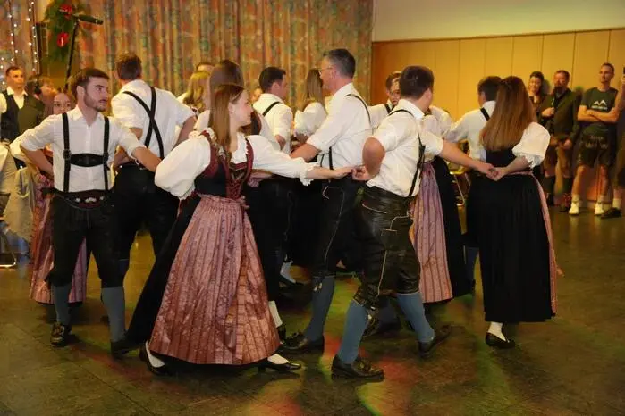 Die Volkstanzgruppe „D’Staffbuam & Dirndln“ eröffneten den Ball.