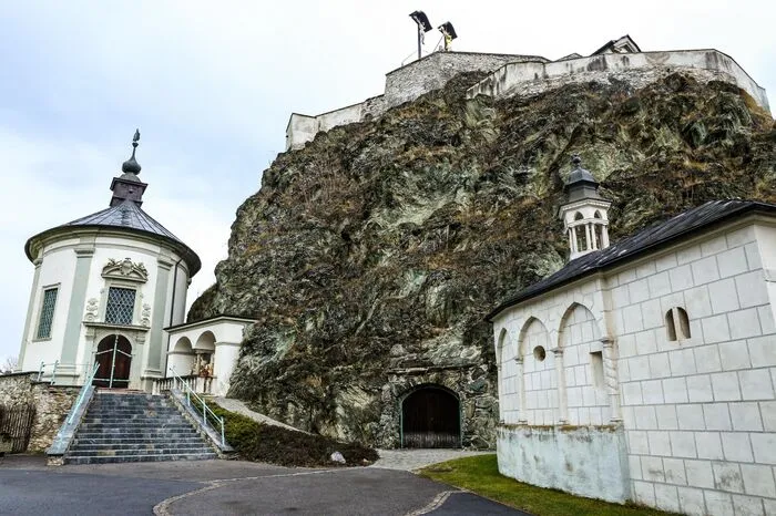 Dass im Inneren des Berges ein Stück Zeitgeschichte schlummert, wissen nur wenige. Bis zu 3000 Anrainern bot der Luftschutzstollen bei Bombenangriffen im Zweiten Weltkrieg Schutz. 