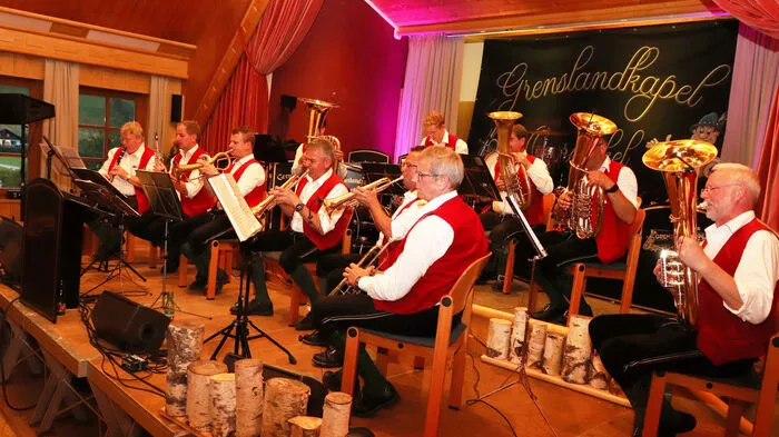Die Blaskapelle „BlechHo“ unter Leitung von Erwin Schusser aus Patergassen sorgte im Kultursaal in Gnesau für gute Blasmusikstimmung.