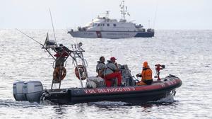 Rettungstaucher beim Bergen der Leichen der Unglücksopfer. Am Donnerstag lokalisierten sie das mutmaßlich letzte Opfer, Hannah Lynch (18) | Rettungstaucher beim Bergen der Leichen der Unglücksopfer. Am Donnerstag lokalisierten sie das mutmaßlich letzte Opfer, Hannah Lynch (18)