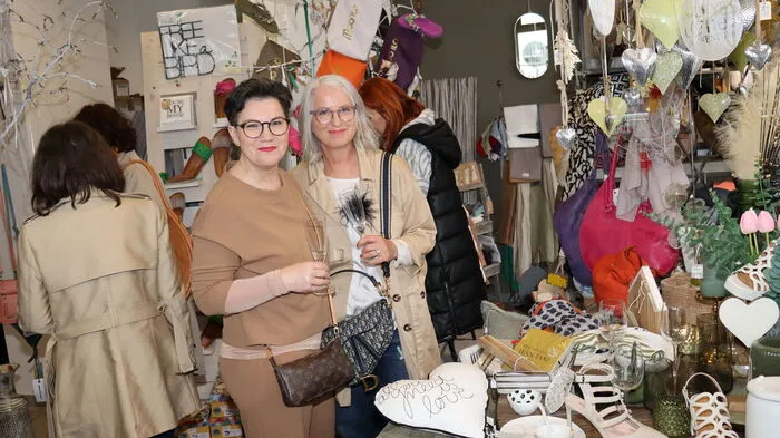 Unter dem Motto "Scarparia meets LiebvanBoch" zeigten Manu Vadlau und Gabi Fetka in den Räumlichkeiten von LiebvanBoch die neuesten Schuh- und Wohnaccessoire-Trends 2023.