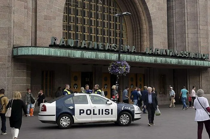 In der Innenstadt von Turku patroullieren schwer bewaffnete Polizisten.