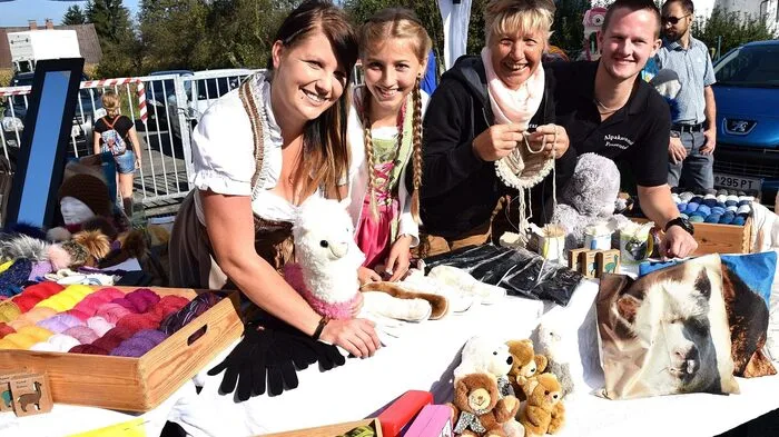 Rund 200 Aussteller säumten die „Hobby-Künstler-Straße“ vom „Kulturverein Forum Arnfels“ auf dem Hauptplatz und viele Gäste liebäugelten mit den vielfältigen zumeist handgemachten „Schätzen“.