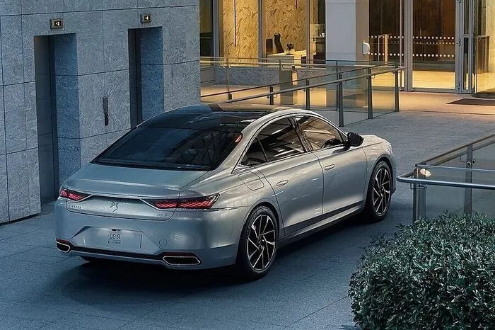 Erwirtschaftet werden sie von einem Turbobenziner und einem Elektromotor, die an eine Achtgang-Automatik gekoppelt sind. Mit dem serienmäßigen 7,4 kW-Lader ist der Akku an der Wallbox in eineinhalb Stunden wieder voll.