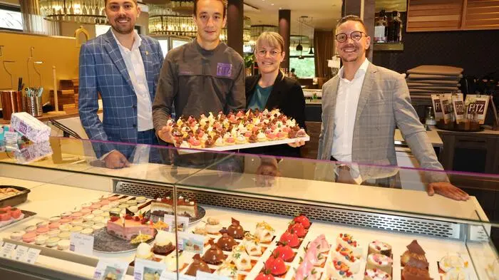 Die Kaffeehausbetreiber Daniel Freismuth und Christian Falsberger bieten in der Delikaterie den Gästen nun täglich frische Törtchen und Macarons aus der Backstube von Dominik Fitz  und Melanie Böhme