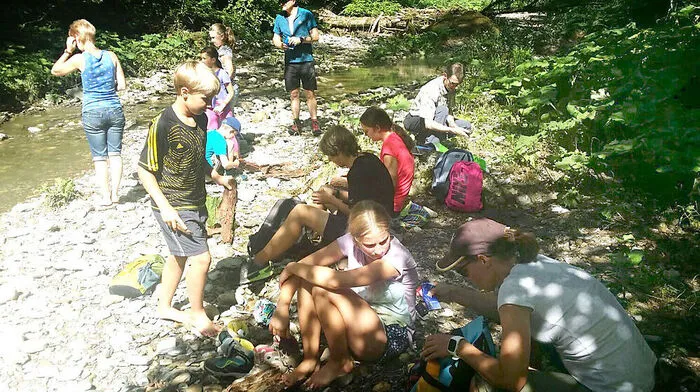 Die Schüler beim Schifferl basteln auf der Raab