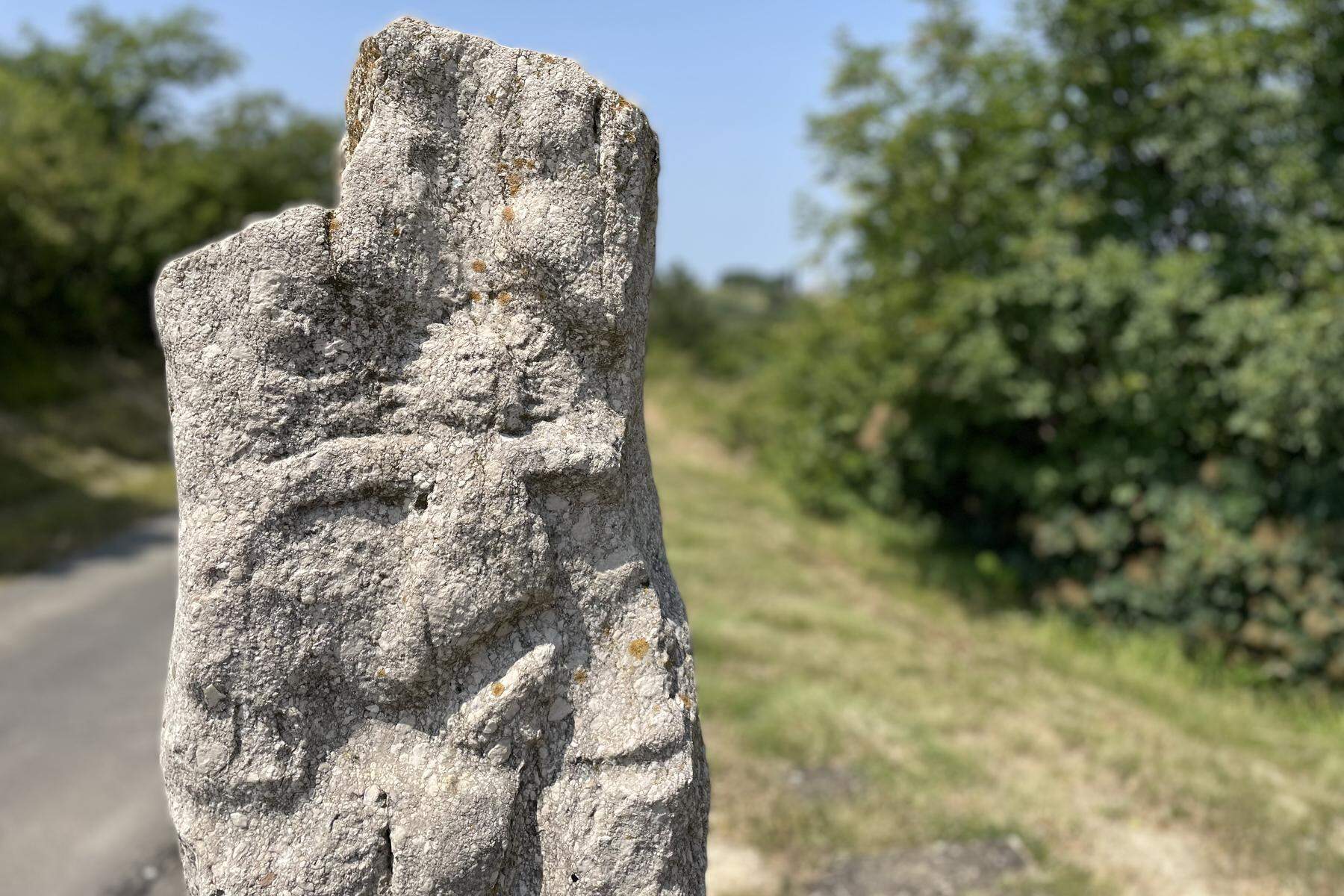 Streng geheim in Slowenien: Der Monolith mit den rätselhaften Strahlenmännchen