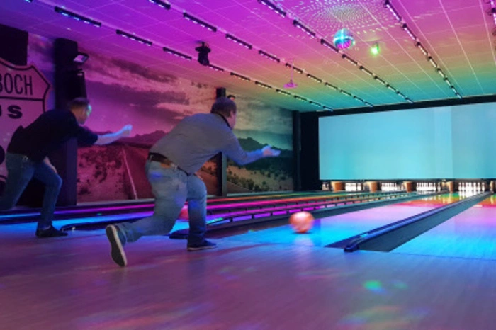 Eine ideale Ferienbeschäftigung mit Freunden und der Familie kann im Sportcafé Kreuzkogler in Wolfsberg gefunden werden. Die angrenzenden vier modernen Bowlingbahnen sowie die zwei Kegelbahnen haben Montag bis Freitag von 8 bis 23 Uhr geöffnet. Auch Samstag und Sonntag kann ab 9 Uhr, kann ganztätig ein "Strike" erzielt werden.
