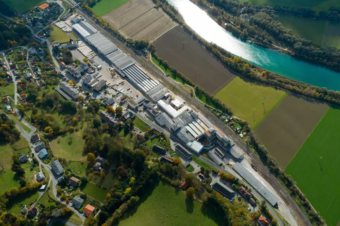 Knauf AMF Deckensysteme mit dem Produktionswerk in Ferndorf ist seit 2013 Teil der weltweit tätigen Knauf AMF-Gruppe. Hier werden von 90 Mitarbeitern hochwertige Akustiksysteme aus Holzwolle für Decke und Wand entwickelt, produziert und in über 100 Ländern vertrieben.