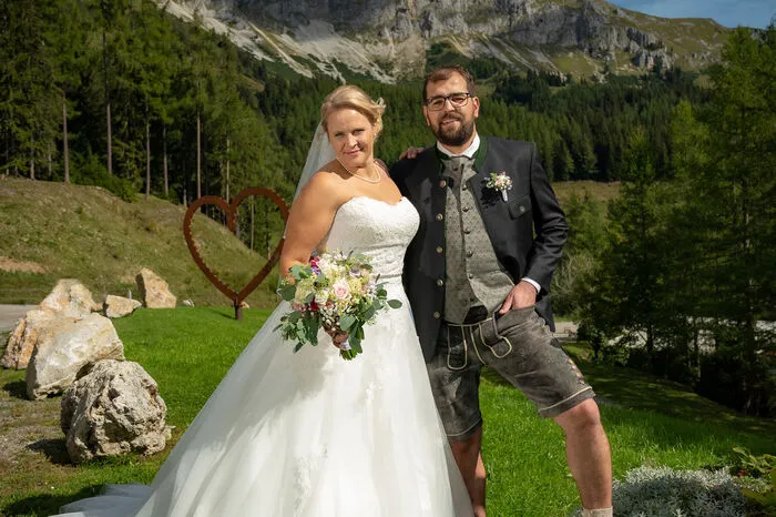 Durch Freunde aus Hafendorf haben sich Theresa Fraiß undAndreas Pusterhofer in der Latschenhütte vor neun Jahrenkennengelernt. Die Pflegeassistentin aus der Veitsch und der Landwirt aus Rettenegg haben sich nun in der Veitsch dasJa-Wort gegeben und ewige Liebe geschworen. Die Freizeitverbringt das frischvermählte Paar mit ihren Kindern beim Radfahren, Skifahren oder in der Therme.
