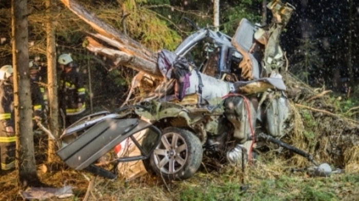 Der Fahrer war nach dem Unfall in seinem komplett zerstörten Auto eingeklemmt.