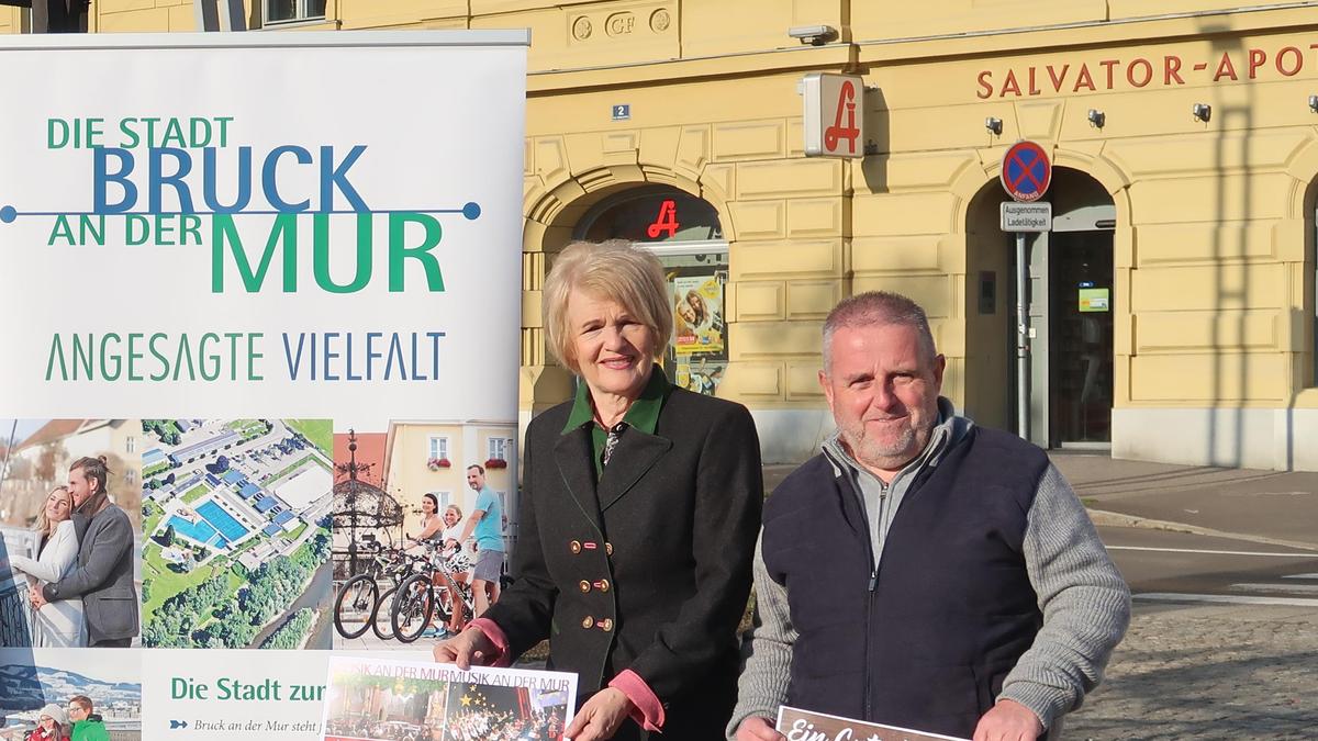 Bürgermeisterin Andrea Winkelmeier und Erich Weber, der das Standortmanagment bisher mitbetreut hat