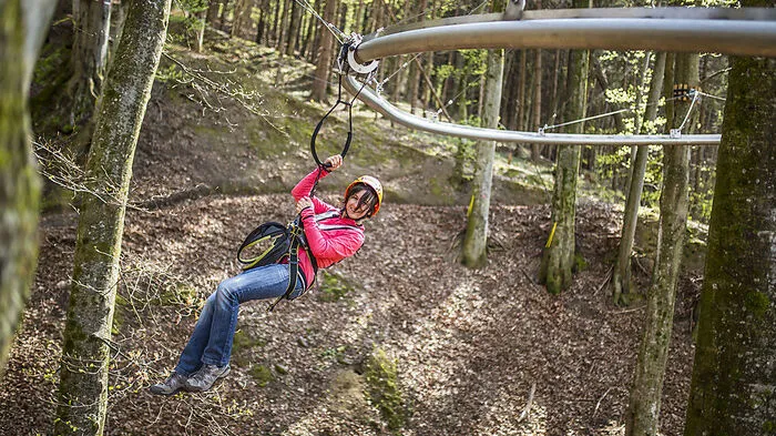 Mit der Flyline in luftiger Höhe durch die Baumwipfel schweben kann man im Kletterwald Ossiach. Es gibt auch einen Adventurepark mit 100 Übungen, die absolviert werden können.Infos. Rappitsch 59, Ossiach. Mail: Info@Kletterwald.at. Geöffnet bis 15. September von 9 bis 18.30 Uhr. Eintritt: ab 18 Euro. www.kletterwald.at