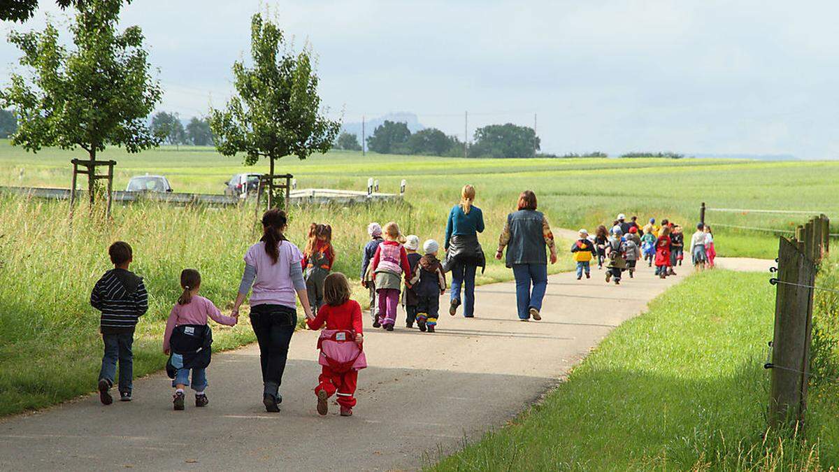 Wie viele Pädagoginnen und Betreuerinnen Kinder bei Ausflügen begleiten, muss jede Betreuungseinrichtung selbst festlegen