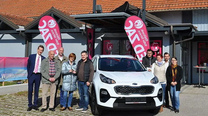 Christine Stropnik (Vierte von links) bekam in Bleiburg den Schlüssel überreicht