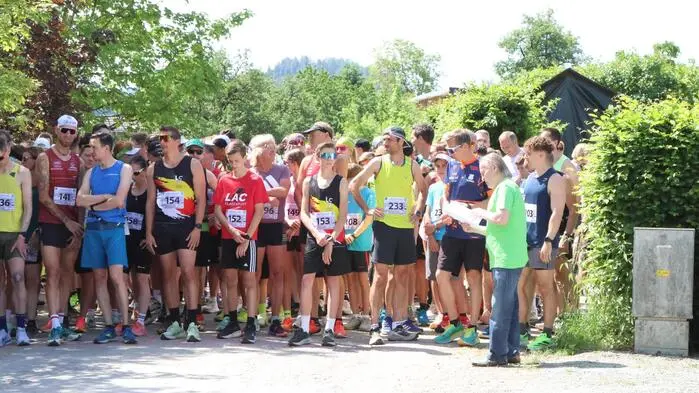  Zwischen den sanften Hügeln rund um den Längsee und den Waldwegen des sagenumwobenen Wolschartwaldes standen am Samstag nicht Rekorde im Mittelpunkt, sondern Gemeinschaft, Bewegung und Begeisterung. Beim 25. Jubiläums-Längseelauf hatten sich an die 270 Läufer aus der Steiermark und aus Kärnten am Start am Dorfplatz in Drasendorf eingefunden. 