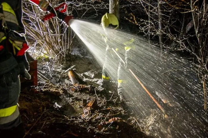 Der Brand griff über auf ein angrenzendes Waldstück und ein Wirtschaftsgebäude.