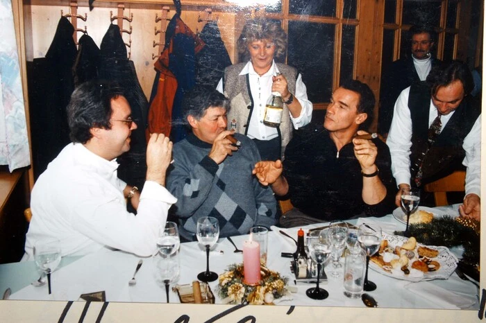 Im mittlerweile abgerissenen Thalersee-Restaurant von Karl Kling hingen viele Erinnerungsfotos an Schwarzenegger-Besuche. "Er war ein ganz normaler Bub, aufgeweckt, ein bissl schlimm, aber auch sehr ehrgeizig", erzählte sein Freund Karl 2014 der Kleinen Zeitung. Mehrere Bodybuilder seien damals oft zum Training an den Thalersee gekommen. "Jeder wollte so einen Körper haben wie die, aber das war mit viel Anstrengung verbunden", zwinkerte er, "deshalb bin ich Gastwirt geworden."