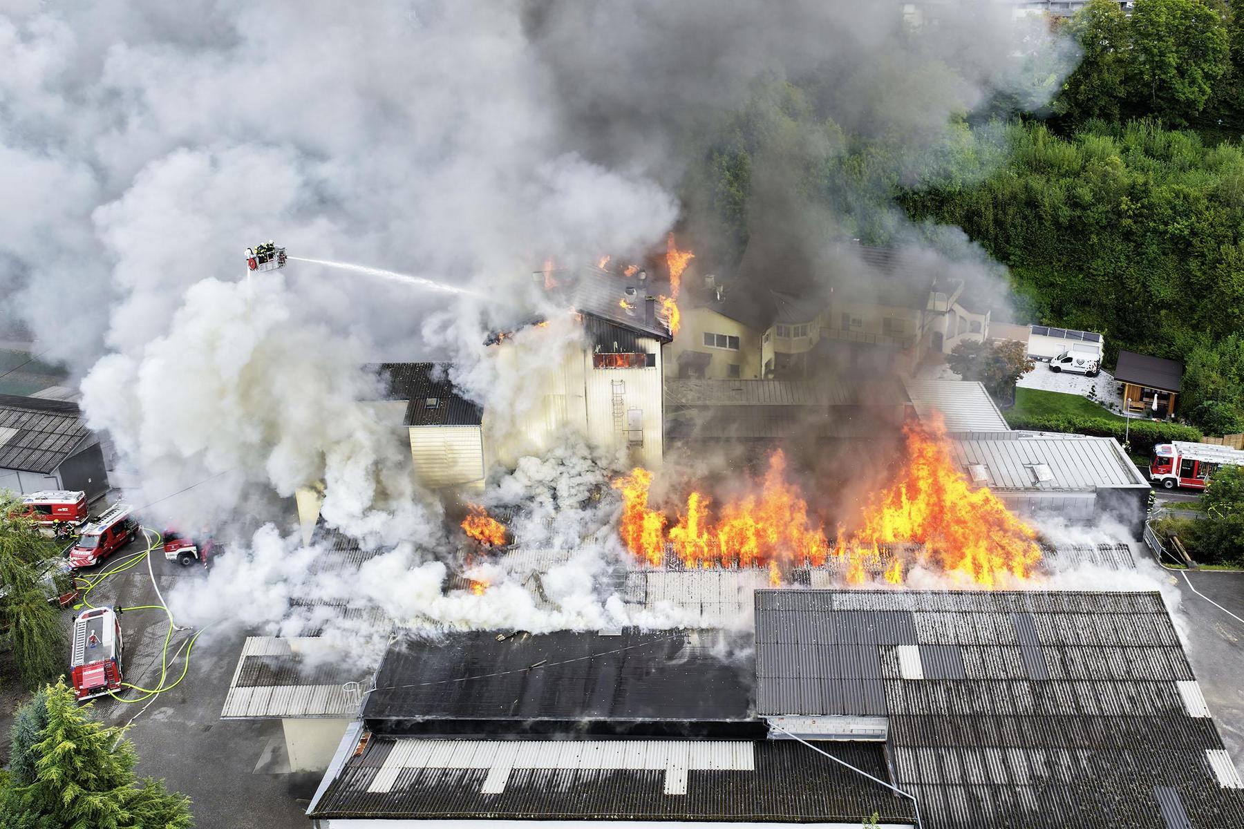 AT-Alert: Großeinsatz nach Brand von Pelletswerk in Mattighofen
