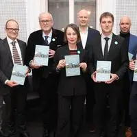 Styria-CEO Markus Mair, Alpacem-CEO und Buch-Sponsor Tomaz Vuk., Bürgermeister Rodolfo Ziberna, Autorin Irene Hanappi, Jernej Smisl (Direktor der slowenischen Agentur „Pristop“, Bürgermeister Antona Hareja, Staatssekretär Matevz Frangez und Wietersdorfer-Alpacem-CEO Lutz Weber (von links)