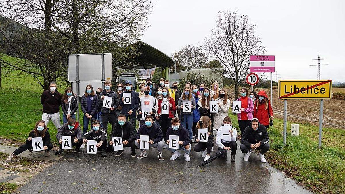 Die Schüler am Grenzübergang in Libeliče