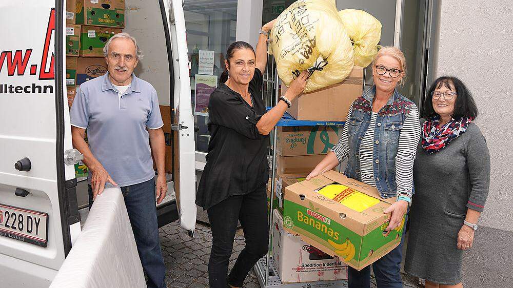 Franz Hangweyrer, Elda Gasser, Christine Waidbacher und Helga Hangweyrer beim Verladen der Spenden