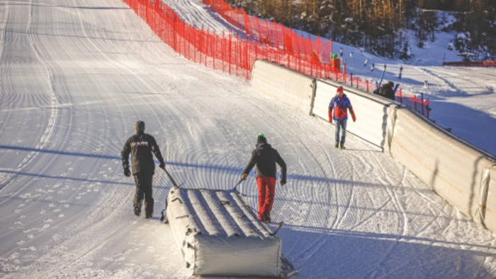 90 ehrenamtlichen Mitarbeitern sind in die Aufbauarbeiten für den Snowboard-Weltcup auf der Simonhöhe involviert.
