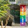 Die Regenbogenwand im Lendhafen in Klagenfurt soll Toleranz symbolisieren. Sie wurde aber von Unbekannten beschmiert (Archivfoto)