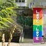 Die Regenbogenwand im Lendhafen in Klagenfurt soll Toleranz symbolisieren. Sie wurde aber von Unbekannten beschmiert (Archivfoto)