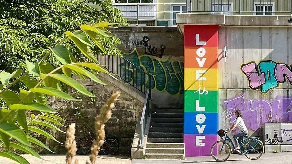 Die Regenbogenwand im Lendhafen in Klagenfurt soll Toleranz symbolisieren. Sie wurde aber von Unbekannten beschmiert (Archivfoto)