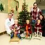 Max, Mia und Mila (von links) mit ihren Eltern Christian Scheurer und Verena Gassner und Neonatologe Gerhard Pichler 