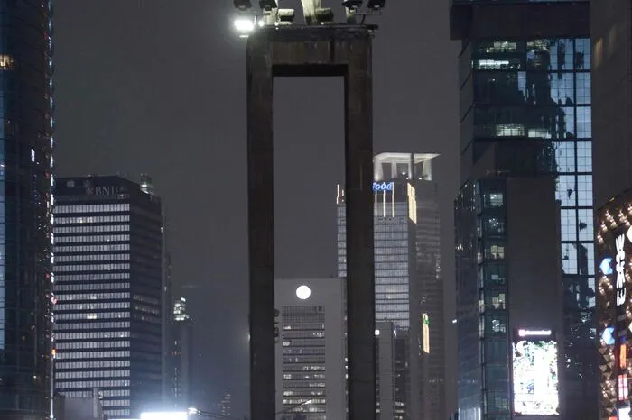 ... gleichzeitig ließ Präsident Sukarno trotz ökonomischer Probleme kolossale Denkmäler, prachtvolle Boulevards und Prestigebauten errichten. Im Bild das "Wilkommens"-Denkmal (Bunduran-Denkmal), in der Nacht hell erleuchtet.