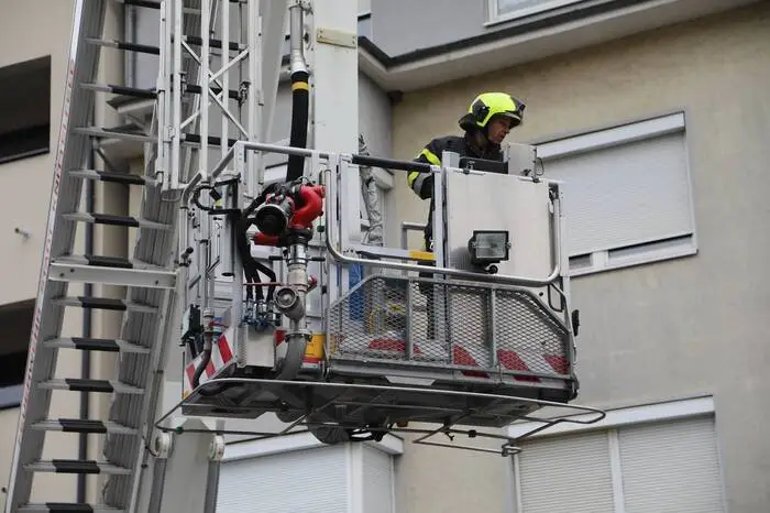 16 Mann der Feuerwehr Knittelfeld trafen kurz nach dem Notruf ein und begannen sofort mit dem Absichern der losen Plexiglasteile.