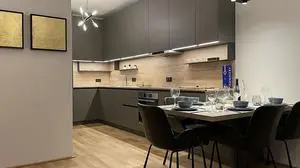 Von komplett leer zu voll eingerichtet: Roswitha Riepl musste sich überraschen lassen