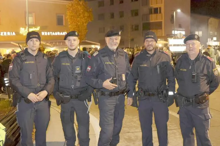 Hunderte Schaulustige aus dem ganzen Bezirk und darüber hinaus ließen sich dieses Spektakel nicht entgehen. Für Sicherheit sorgten Feuerwehr, Rettung und heuer ein verstärktes Polizeiaufgebot. 