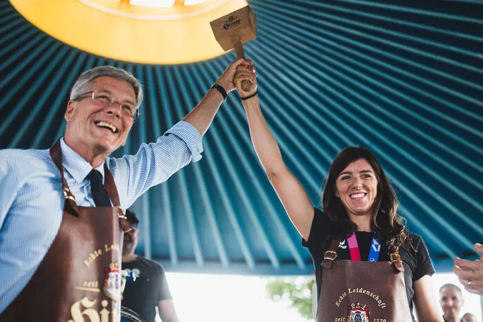 Magdalena Lobnigs Medaille ist gut versteckt hinter der Schürze, verstecken braucht sich die Bronzemedaillen-Gewinnerin im Ruder-Einer aber sicher nicht. Für sie ist es ihr "Karrierehöhepunkt", für die österreichische Ruder-Delegation ist es die erste Medaille bei Olympia seit 29 Jahren.