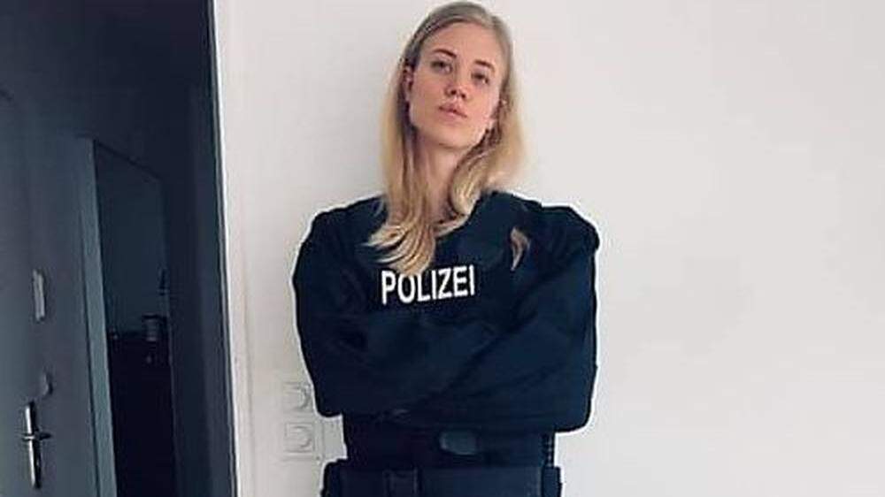 Larissa Marolt in ihrer Polizeiuniform