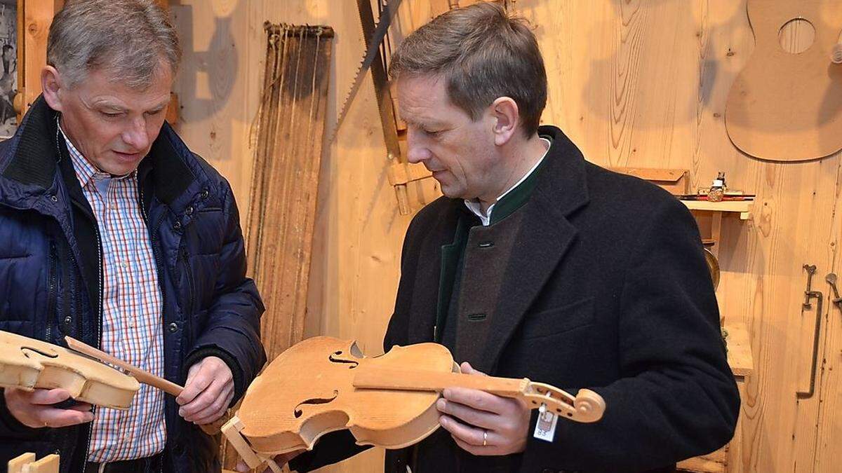 Christian Benger (rechts) besuchte das Geigenbaumuseum, wo ihm Leiter Hans Guggenberger die Exponate erklärte