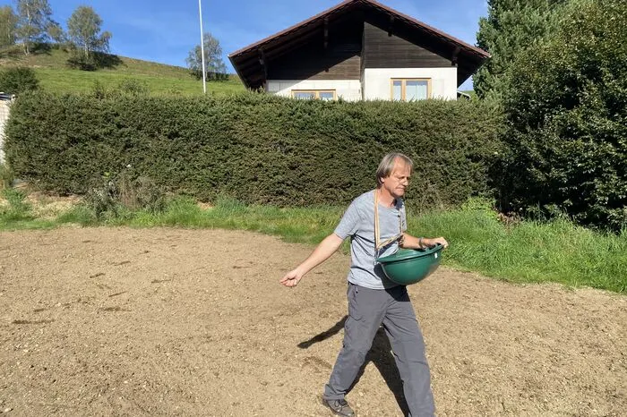 Michael Kreuhsler bei der Aussaat. Er macht es, wie einst sein Großvater – kreuzweise. Erst quer ...