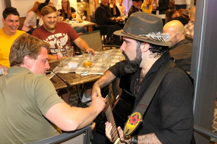Klar, dass die Stimmung bereits nach kurzer Zeit ihren Höhepunkt erreichte, schmetterten die Rockmusiker aus San Vito (Italien) unter anderen Songs von den Rolling Stones und „The Doors“ Richtung Fangemeinde. 