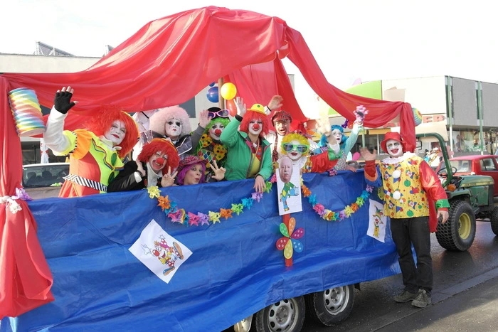 Ein bunter Hingucker waren die Politclowns des örtlichen Schützenvereins.