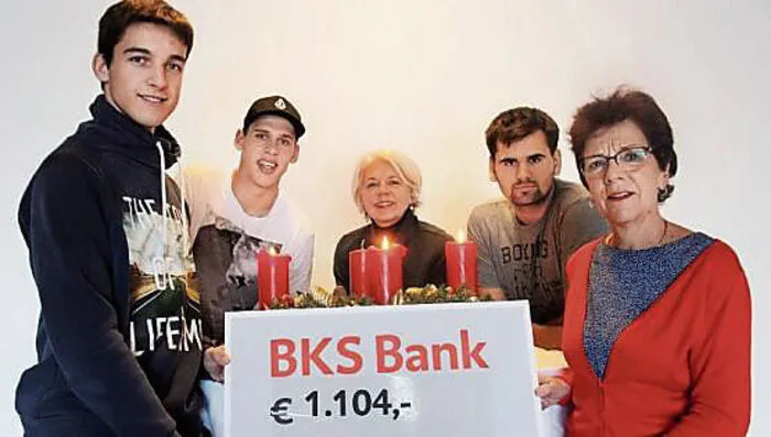 Hilfsbereit: Schüler mit Direktorin Melitta Huber und Waltraud Bergmann (r.)