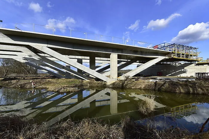 Die Bauarbeiten an der neuen Schnellstraße S 7 bei schreiten voran. In diesem Jahr beginnt der Ausbau des Anschlussknotens Fürstenfeld und die Aufschließung des benachbarten neuen Gewerbegebiets. Es wird ein neuer Kreisverkehr errichtet und der Hochwasserschutz verbessert.