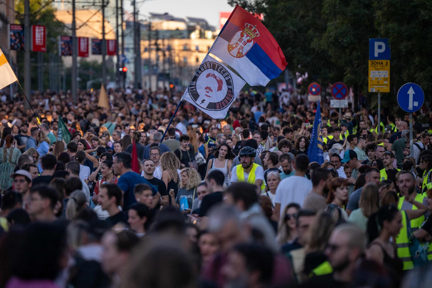 Druck auf Vucic: Zehntausende fordern in Belgrad vorgezogene Wahlen