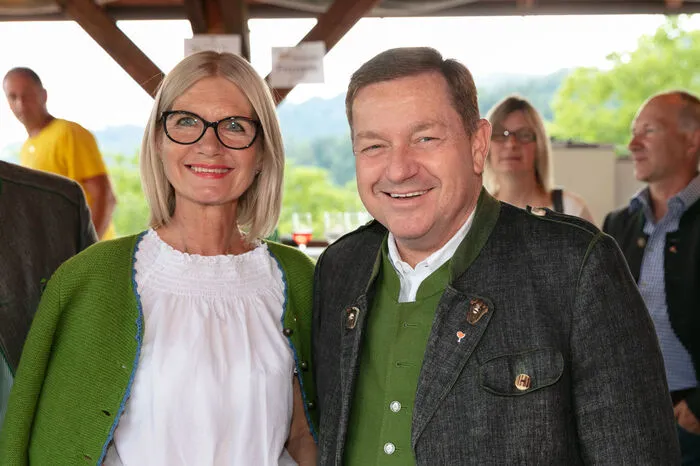 Landtagspräsidentin Gabi Kolar mit Neo-Volksanwalt Werner Amon.
